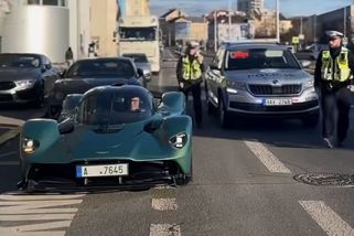 Vyjel se sporťákem do provozu a volali na něj policii. Mysleli, že řídí formuli - Garáž.cz