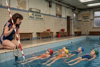 Největší trauma Husákových dětí: hodiny plavání a lektoři s dřevěnou tyčí - Médium.cz