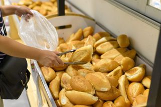Vyhlašujeme nejhorší bílé pečivo ze supermarketu: Češi si ho pořád ve velkém kupují, protože netuší, co obsahuje