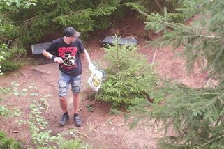 Lesní bar na Vysočině opakovaně přitahuje zloděje, policie hledá muže z fotografie - Novinky
