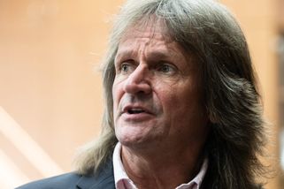 Snížení deficitu požaduje řada poslanců. Úspory by měly jít z ministerstva obrany, poukazuje Ševčík