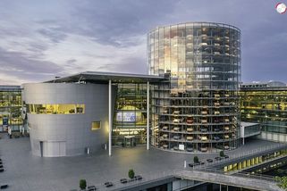 Automobilky hromadně rozprodávají a přestavují továrny. Budou vyrábět zbraně