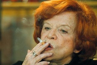 Macecha z Popelky s hlasem jako nůž: Jaroslava Adamová pálila rány osudu jednou cigaretou za druhou - Médium.cz