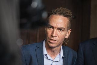 Fašistická SPD a hajlujíci Motoristé. Pirát Bartoš...