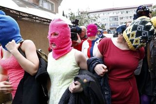 V Kataru zadrželi členy skupiny Pussy Riot, chtěli při finále vtrhnout na hřiště - Novinky