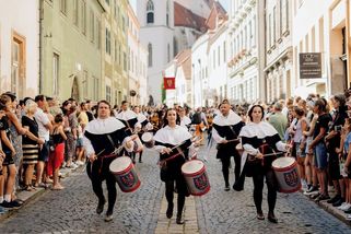 Desítky tisíc lidí míří do Mikulova a Znojma oslavit vinobraní - Novinky