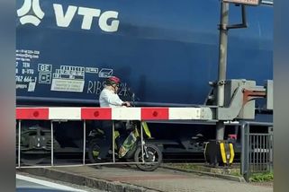 Žena na mopedu uvízla mezi závorami. Napínavou situaci natočil řidič - Novinky