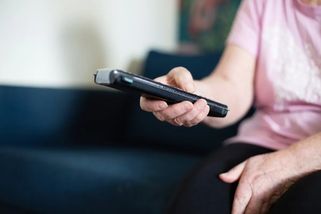 Důchodci by měli v pondělí bedlivě sledovat televizi. Konečně se rozhodne, kolik peněz jim vláda od ledna přidá