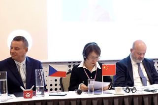Zeman i Rajchl promluvili na konferenci se sankcionovaným ideologem Putina - Seznam Zprávy