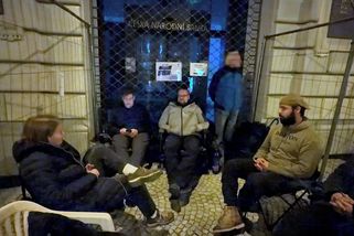 Fronty před ČNB už od noci. Stovky lidí chtějí speciální pětitisícikorunu - Novinky