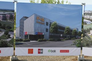 Nových 596 parkovacích míst roste dál od metra Zličín, řidiči se projdou