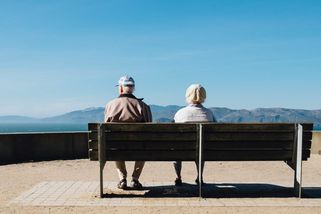 Je vám přes 60? Návrhy na omezení volebního práva seniorů rozdělují společnost a prohlubují rozdíly