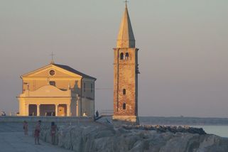 7 hodin a jste u moře – Caorle, malé Benátky, snoubí zlatavé pláže i historii - Médium.cz