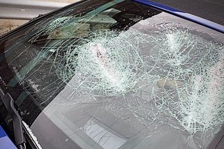 Řidič zastavil na slovenské dálnici a teleskopickým obuškem začal ničit BMW z půjčovny - Novinky