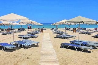 Dva senioři se na pláži v Řecku porvali o lehátko. Jeden z nich zemřel - Novinky