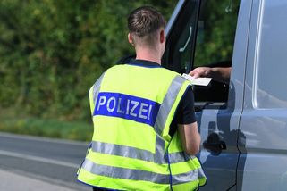 Němec si z Česka vezl nigerijskou prostitutku. Na hranicích ho zastavila policie - Novinky