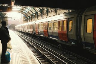 Jako psí bouda. Lidé se vysmívají nové vychytávce v londýnském metru - Novinky