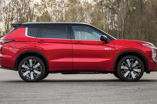 Oslava výročí a sleva skoro 300 tisíc! Mitsubishi zvýhodnilo svůj kultovní model, nabízí i parádní záruku - Garáž.cz
