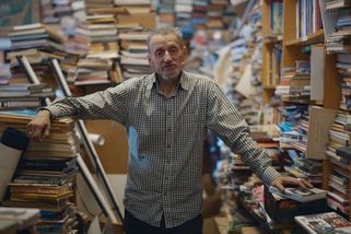 Známý antikvariát v Holešovicích skončil. Provozovatel ho neuživil ani s přivýdělkem z nočních směn na recepci - Novinky