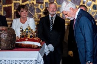 Prezidenti Pavel a Zeman u korunovačních klenotů: Najdi 5 rozdílů