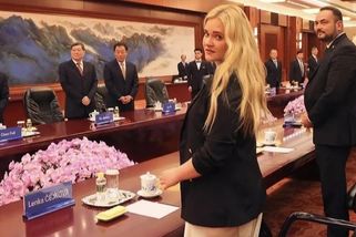 180 po dálnici a stíhá u toho natáčet. Okamurova m...