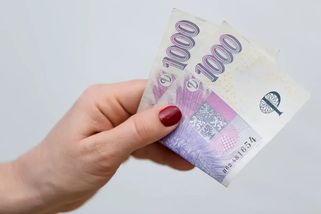 Vláda opět rozdává peníze: Tentokrát chce každému seniorovi přidat 2000 korun