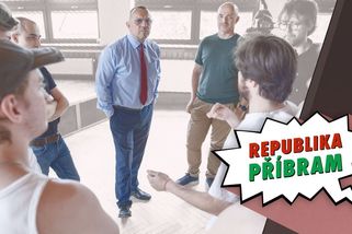 Bílý palcát a černý zabiják z dovozu. Politik SPD jde do boje před kamerami - Seznam Zprávy