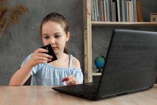 Děti je třeba naučit s vlastním účtem pracovat. Lépe se pak v dospělosti vyhnou dluhům i kyberšmejdům - Novinky