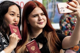 Fotky: Rusové volí poslance Státní dumy. Hlasují i v Česku - Seznam Zprávy