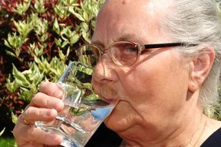 Seniorům během veder nestačí pít jen obyčejnou vodu. Odborníci varují před častým omylem