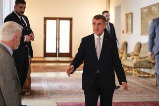 „Myslíte, že premiér má číst zákony?“ optal se Bab...
