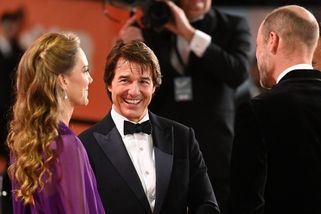 Kate hlavní hvězdou premiéry: Ve fialové róbě a náušnicích po Dianě zastínila i Toma Cruise
