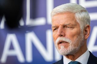 Prezident by si mohl od ledna přilepšit. Jeho plat má nově přesáhnout 400 tisíc korun