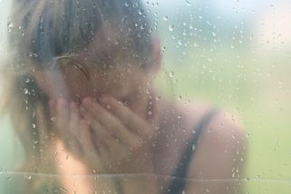 Znásilnění holčičky otřáslo lidmi z Jihlavy. „Nikomu nebylo divné, že starší chlap vede na záchod malou holku?“ - Novinky