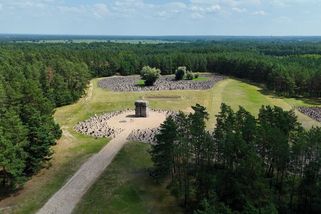 „Šlauchem přímo do nebe.“ Návštěvu Treblinky z hlavy nevymažete - Novinky