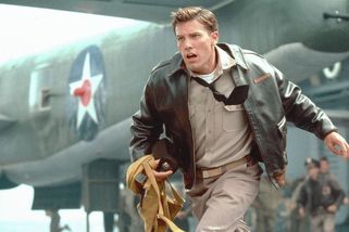Film Pearl Harbor je plný historických chyb. Špatná letadla, uniformy i průběh útoku - Médium.cz