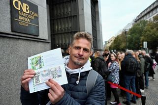 Obrazem: Fronta před ČNB na speciální pětitisícovku - Seznam Zprávy