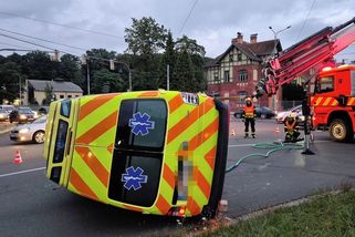 Sanitka v Ostravě skončila po střetu s osobákem na boku - Novinky