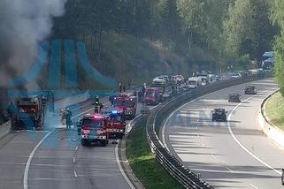 Dálnice D1 stojí kvůli hořícímu kamionu - Novinky
