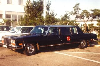 Husákův gigantický Zil, tatrovky, které měly přednost i před sanitkami, a porevoluční BMW a audiny. Auta našich ústavních činitelů - Garáž.cz