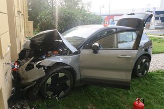 Řidič na Šumpersku omylem sešlápl plyn a narazil do domu, škoda přes milion - Novinky