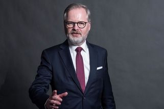 Nenechte se znovu napálit, varoval expremiér Fiala. Dočkal se potlesku i drsné kritiky. V jednom prý přestřelil - Super.cz