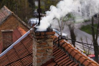Tisíce domácností vytápí zakázaným kotlem a riskují pokutu až 50 tisíc. Stačí upozornění souseda - Proženy.cz