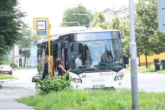 Absurdní zásah ve Frýdku-Místku: Z autobusu vyhodili bosou ženu - Novinky