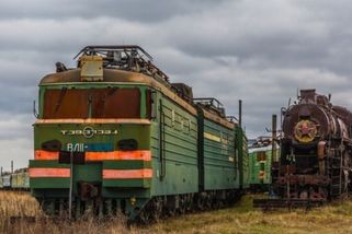 railtarget.cz/osobni-doprava/tajne-pohrebiste-tezkych-kolosu-sovetska-slava-ukryta-za-ostnatym-dratem-11172.html?utm_source=www.seznam.cz&utm_medium=seznam_distribuce&utm_campaign=lide