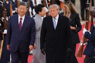 Nezvyklé gesto. Trump s pompou uvítal Siho už na letišti - Novinky