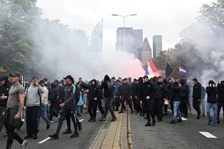 Policie v Haagu rozehnala násilný protest krajní pravice - Novinky