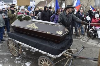 Desítky lidí protestovaly před domem ministra Blatného. Přivezly i rakev - Novinky