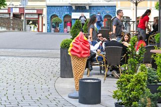 Ceny na filmovém festivalu: Ve Varech letos chtějí 80 Kč za párek, 60 za vodu a přes 500 za řízek