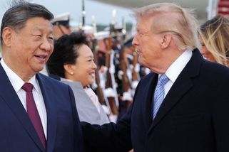 Trump přivítal v USA čínského prezidenta za výstřelu děl a přeletu bombardérů - Seznam Zprávy